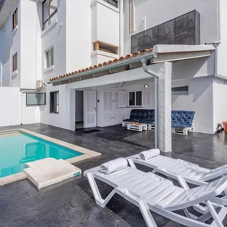 Carlotta House 公寓 *